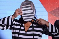 囚人の衣装にあわせて梅宮辰夫の体モノマネを披露するロバート。