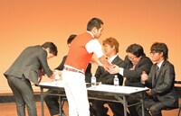 審査員と握手を交わすエルシャラカーニ（手前2人）。