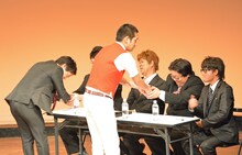 審査員と握手を交わすエルシャラカーニ（手前2人）。