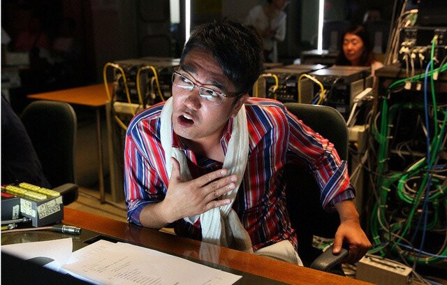 おぎやはぎ小木演じる豪腕TVディレクター・酒井。(c)テレビ東京