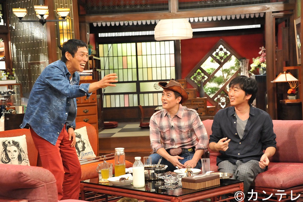 「さんまのまんま」MCの明石家さんま、ゲストのスピードワゴン井戸田、小沢（左から）。
