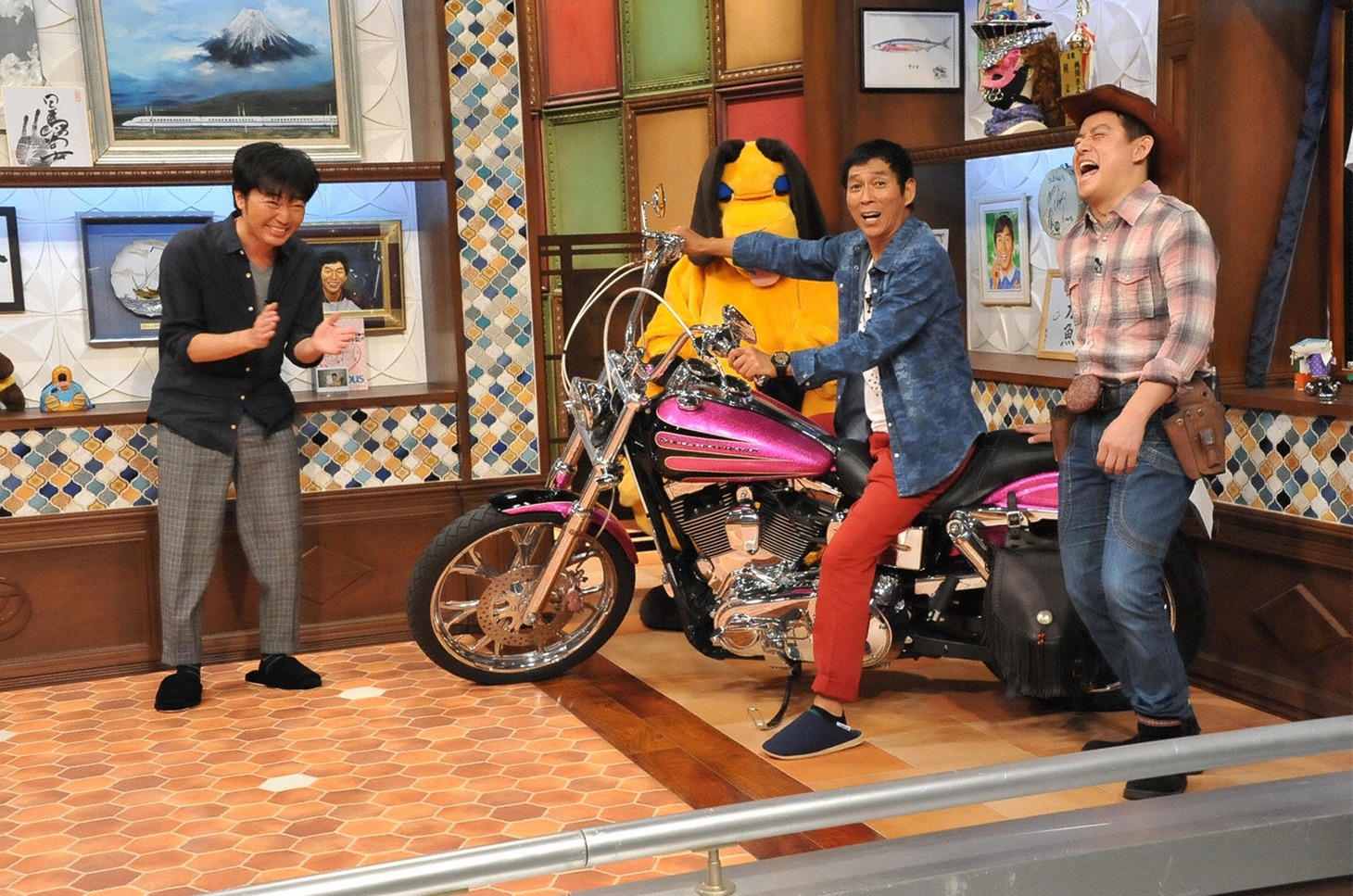 井戸田（右）のバイクにまたがる明石家さんま（中央）。(c)カンテレ