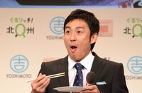 試食するロバート山本。