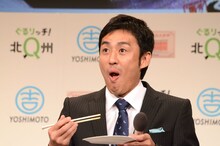 試食するロバート山本。