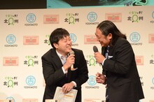 即興コントを繰り広げる司会のエハラマサヒロ（左）とロバート秋山。
