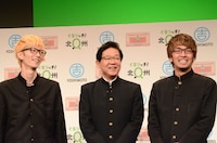 エグスプロージョンと踊った北橋健治市長（中央）。