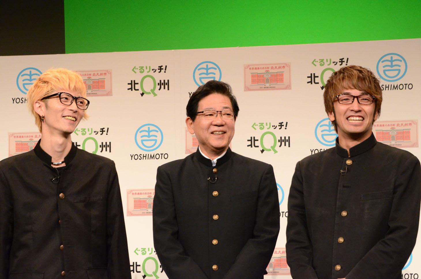 エグスプロージョンと踊った北橋健治市長（中央）。