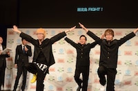 踊るエグスプロージョンと福岡県北九州市長の北橋健治氏。