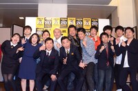 10月に行われた会見でのフォトセッションの様子。