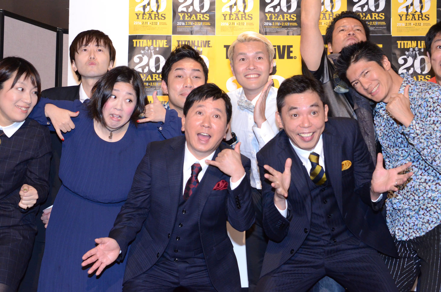 会見に出席したタイタンの芸人たち。