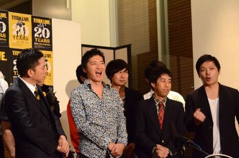 「TITAN LIVE」を終わらせる、とウエストランド河本（右端）。