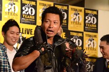 会見の終わり際に前に出てきた瞬間メタル・タケタリーノ山口。