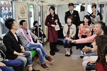 40年ぶりに思い出の京阪電車に乗車した明石家さんま（左から2人目）。(c)MBS