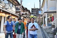 京都を散策する明石家メンバー。(c)MBS