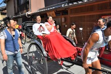 今くるよと人力舎に乗る明石家さんま。(c)MBS