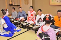 今くるよ馴染みのお茶屋を訪れる明石家メンバー。(c)MBS