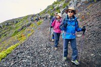 「ブラタモリ」富士山ロケの様子。(c)NHK