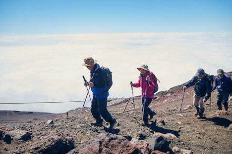 山頂へと歩を進めるタモリと桑子真帆（NHKアナウンサー）。(c)NHK