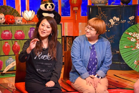 MCの友近と出演者のハリセンボン春菜。(c)読売テレビ
