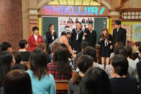 堀江貴文がロードバイクに乗って登場。