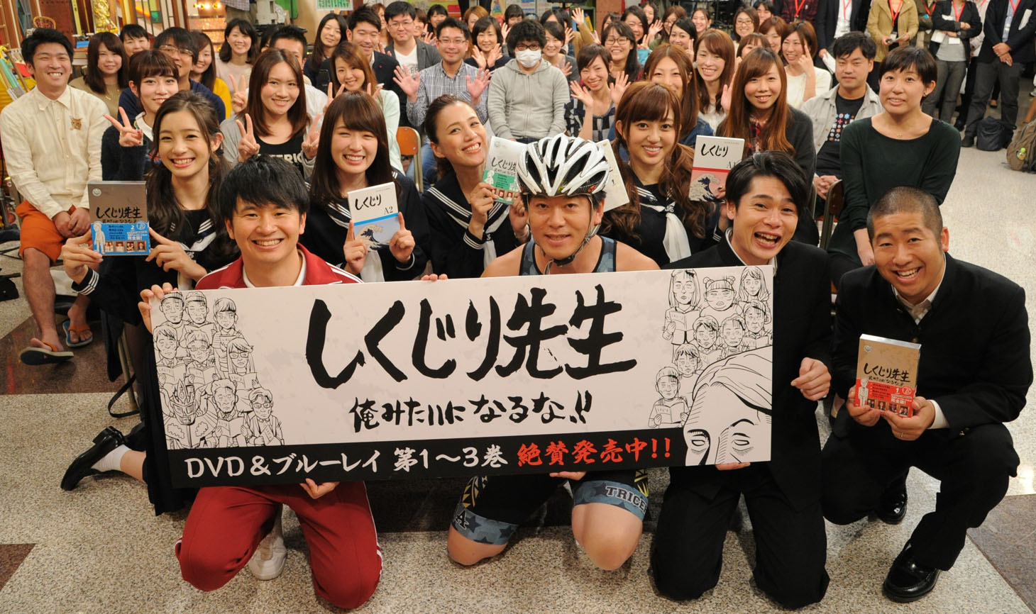 イベント後に撮影された生徒44人との記念写真。（手前左から）オードリー若林、堀江貴文、平成ノブシコブシ吉村、ハライチ澤部。（後列左から）足立梨花、高山一実（乃木坂46）、遼河はるひ、菊地亜美。