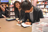サイン本お渡し会の様子。