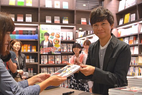 サイン本お渡し会の様子。