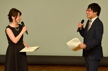 ゲストMCの南海キャンディーズ山里（右）と、アシスタントの皆川玲奈TBSアナウンサー（左）。