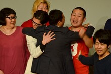 優勝が発表される前に、モグライダーに抱きついてフライングで優勝を祝うナイツ塙（中央）。