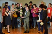 優勝トロフィーを掲げるニューヨーク嶋佐(中央)。