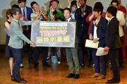 優勝特典の「TBSラジオ冠特別番組」のパネルを掲げるニューヨーク嶋佐(手前中央)。