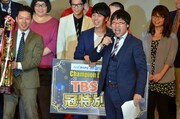 ニューヨークの優勝を祝福しながらも、その態度が不遜なことから吠えてみせる南海キャンディーズ山里(中央)。