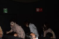 ドラマの上映中に会場に乱入するゾンビ軍団。