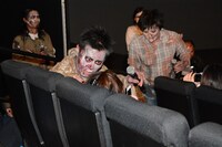 客席の女性を驚かせるパンサー尾形。