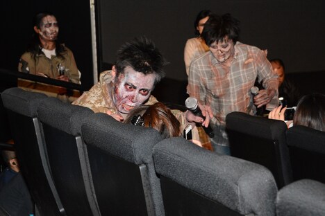 客席の女性を驚かせるパンサー尾形。