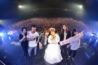 「The Vanishing Bride Tour 2015 ～消えた花嫁を探せ！～」の千秋楽公演の様子。 （Photo by Azusa Takada）
