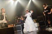 「The Vanishing Bride Tour 2015 ～消えた花嫁を探せ！～」の千秋楽公演に登場したハリセンボン春菜。 （Photo by Azusa Takada）