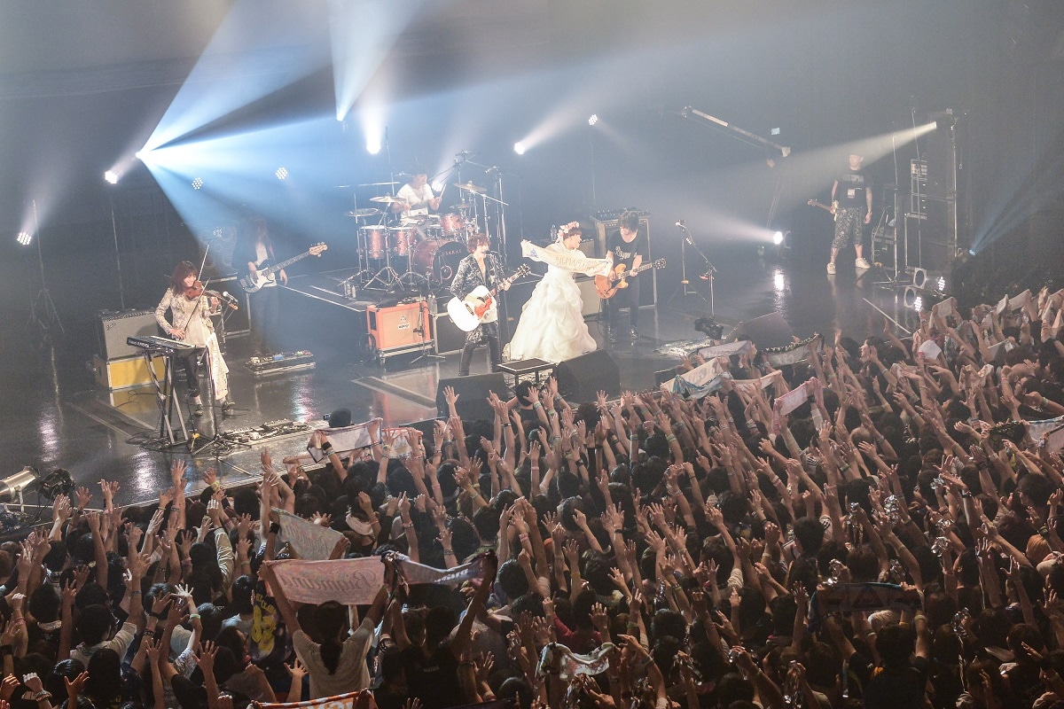 「The Vanishing Bride Tour 2015 ～消えた花嫁を探せ！～」の千秋楽公演の様子。 （Photo by Azusa Takada）