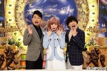 「世界の何だコレ!?ミステリー」MCの雨上がり決死隊ときゃりーぱみゅぱみゅ（中央）。(c)フジテレビ