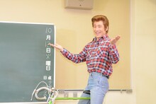 自転車に乗って登場したなだぎ武。