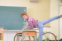 自転車から降りるなだぎ武。