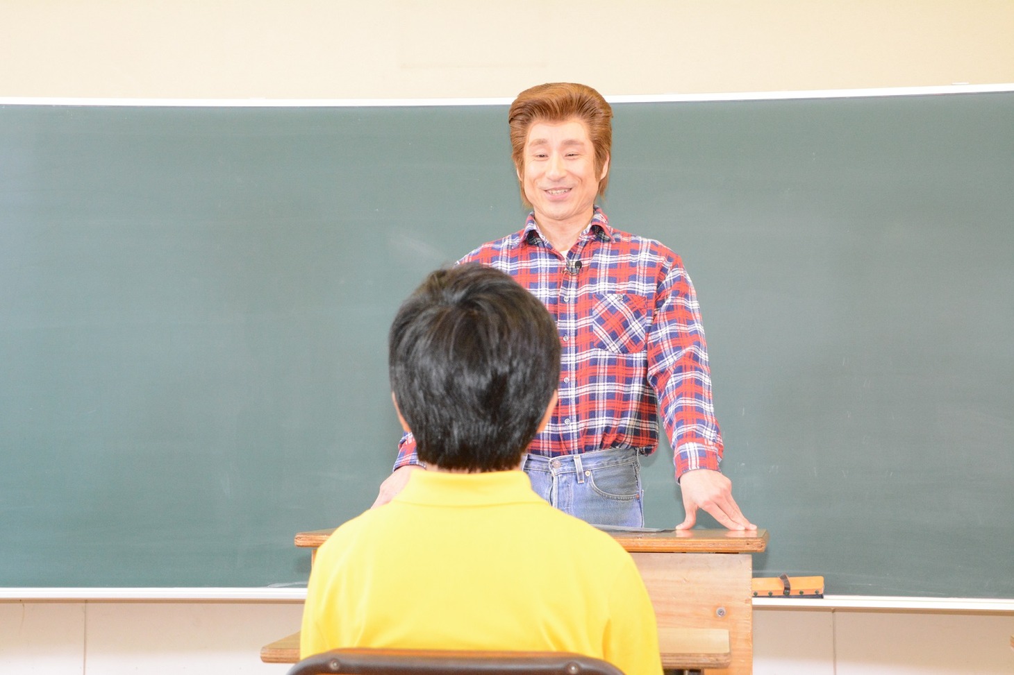 先生役を務めるなだぎ武。