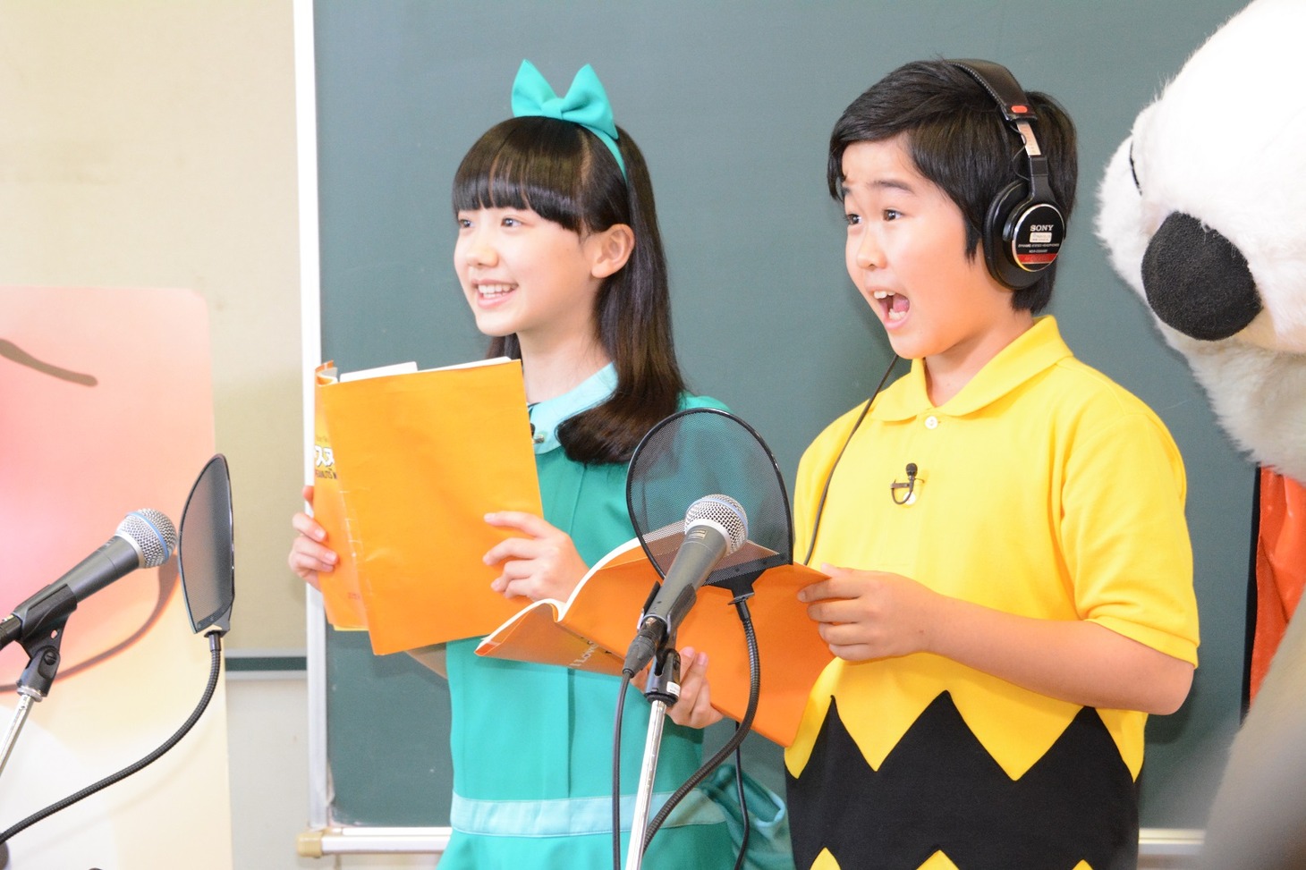 アフレコに挑戦する（左から）芦田愛菜、鈴木福。