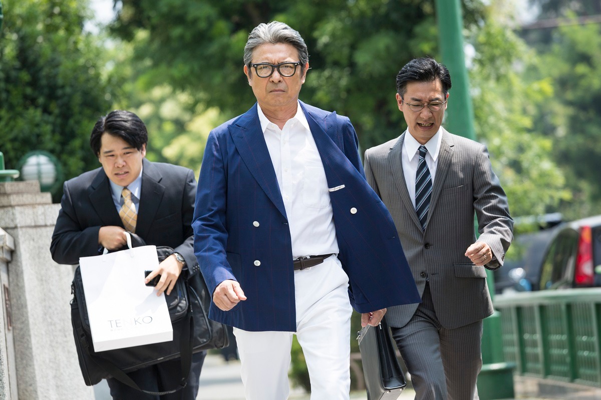 「『踊る大宣伝会議、或いは私は如何にして踊るのを止めてゲームのルールを変えるに至ったか。』Season2」のワンシーン。左から第2PKひろみ、升毅、安井順平。