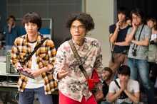 「『踊る大宣伝会議、或いは私は如何にして踊るのを止めてゲームのルールを変えるに至ったか。』Season2」のワンシーン。左から小越勇輝、片桐仁。