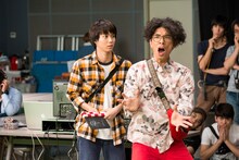 「『踊る大宣伝会議、或いは私は如何にして踊るのを止めてゲームのルールを変えるに至ったか。』Season2」のワンシーン。左から小越勇輝、片桐仁。