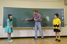 美術の授業の様子。左から芦田愛菜、なだぎ武、鈴木福。