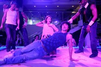 セクシーダンスを披露する庄司（手前）。(c)2015 WARNER BROS. ENTERTAINMENT INC. RATPAC-DUNE ENTERTAINMENT,LLC