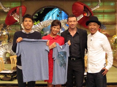 とんねるずとヒュー・ジャックマン（右から2人目）、西内まりや（左から2人目）。(c)フジテレビ