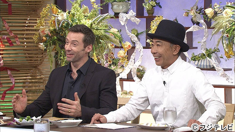左からヒュー・ジャックマン、とんねるずの木梨憲武。